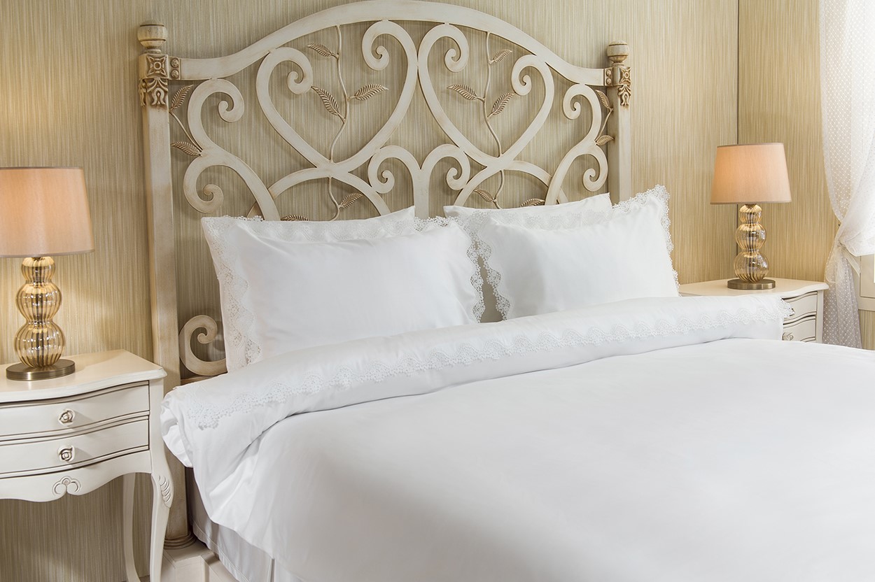 Dantelli Nevresim Takımı Çift Kişilik Petunya Kırık Beyaz